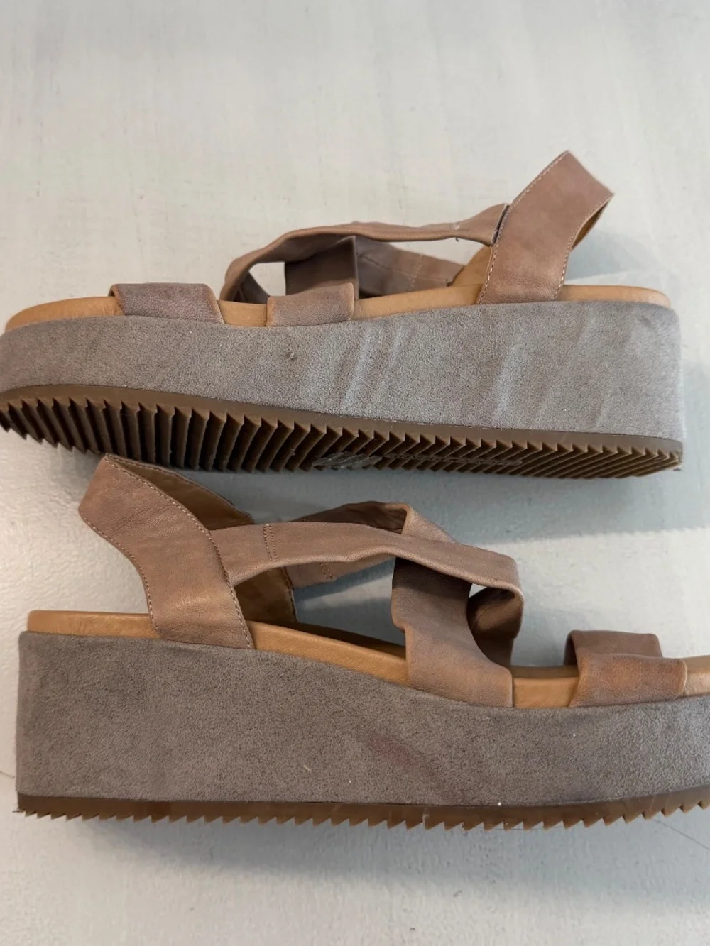 Lucky Brand Women's Taupe/Brown Faux Leather Strappy Slip-On Wedge Sandals GUC